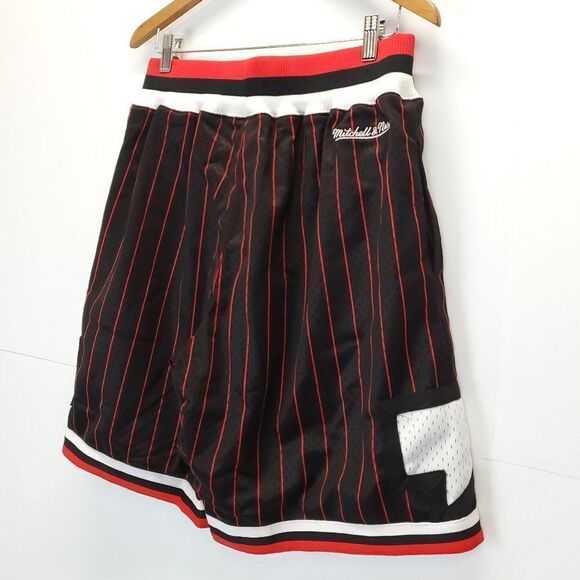 Mitchell & Ness Men's Shorts Medium Nice Kicks Talk Box Shorts Black - Picture 3 of 10